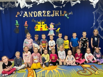 Grupa Motylki podczas zabawy andrzejkowej