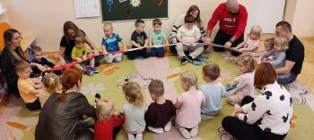 Krasnoludki podczas zabaw andrzejkowych z rodzicami