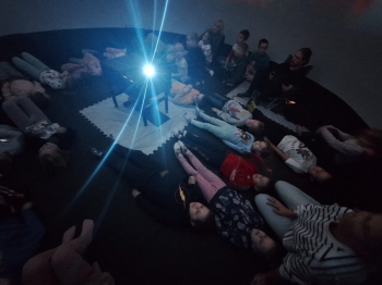 Dzieci podczas oglądania filmu w kinie sferycznym