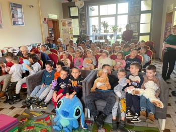 Przedszkolaki z grup starszych w bibliotece na Dniu Pluszowego Misia