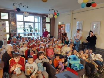 Przedszkolaki z grup starszych w bibliotece z okazji Dnia Pluszowego Misia