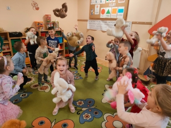 Zabawy z misiami przy piosence Jadą, jadą misie