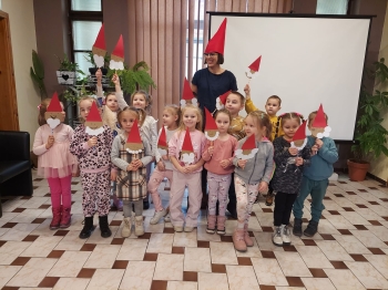 Dzieci pokazuja efekty swojej pracy na warsztatach