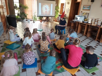Dzieci słuchają fragmentów książeczki Krasnal w krzywej czapce