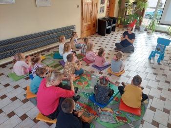 Przedszkolaki podczas warsztatów czytelniczych w Bibliotece Miejskiej