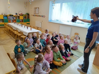 Motylki podczas warsztatów ekologicznych w przedszkolu