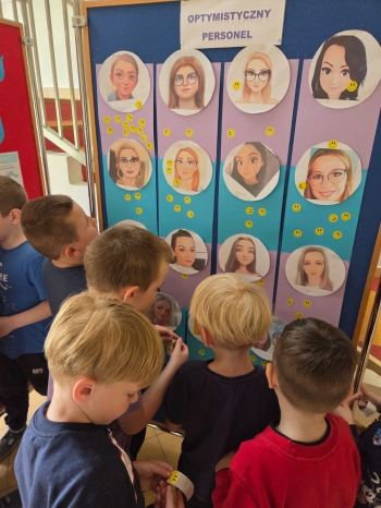 Wręczanie optymistycznych naklejek optymistycznemu personelowi