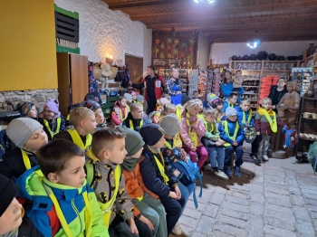 Przedszkolaki podczas wycieczki Szlakiem Ginących Zawodów w Kudowie Zdrój