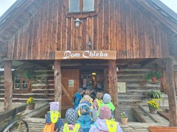 Przedszkolaki z wizytą  w domu chleba
