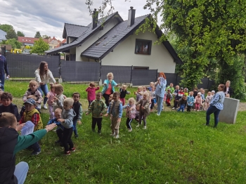 Dwa przysiady, trzy podskowy szukaj gdzie są dalsze kroki - przedszkolaki w Parku Miejskim