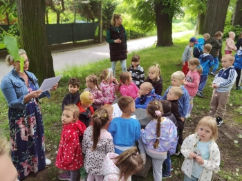 Dzieci z grup młodszych podczas gry terenowej w parku