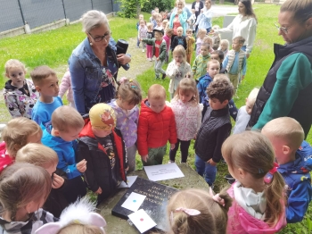 Krasnoludki, Jeżyki i Żabki podczas odczytywania wskazówek w czasie gry terenowej