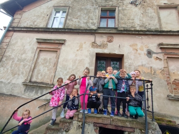 Myszki na zdjęciu z herbem w tle