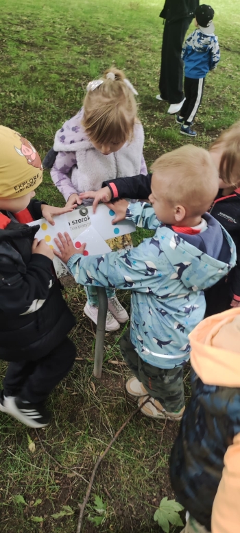 Przedszkolaki z grup młodszych odkryły kolejną wskazówkę