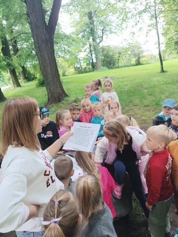 Wysłuchanie legendy O smoku z Owiesna przez dzieci z grup Motylki i Myszki