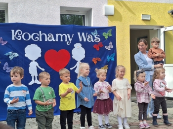 Krasnoludki podczas występu dla swoich rodziców