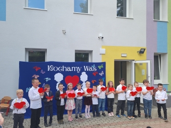 Pszczółki śpiewają piosenkę dla rodziców