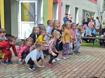Żabki w tańcu i piosence dla rodziców