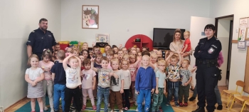 Wizyta policjantów w ramach pogadanki Bezpieczne wakacje w grupach młodszych