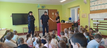 Wręczenie podziękowania przez panią Dyrektor za wizytę policjantom  z Komendy Powiatowej Policji w Dzierżoniowie