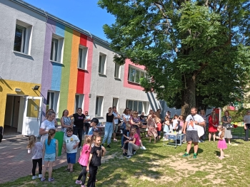Przedszkolaki podczas zadań realizowanych w grupach
