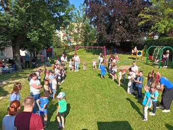 Przedszkolaki, rodzice i nauczyciele podczas wspólnych zabaw z animatorami
