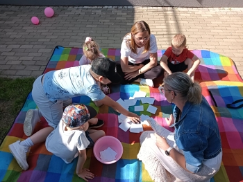 Quiz wiedzy o ekologii podczas pikniku w naszym przedszkolu