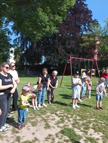 Rodzice i dzieci podczas pikniku ekologicznego w naszym przedszkolu