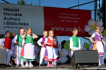 Występ koła tanecznego w pięknych strojach ludowych podczas Dni Piławy Górnej
