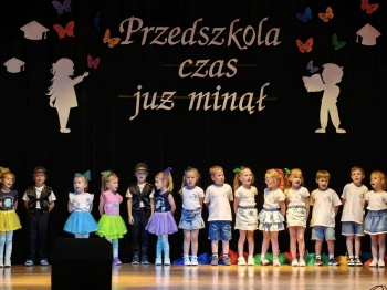 Dzieci z grup młodszych żegnają starszych kolegów  podczas uroczystości zakończenia roku szkolnego starszaków