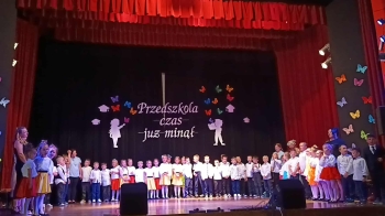 Przedszkolaki z grup starszych na scenie podczas uroczystości zakończenia roku szkolnego
