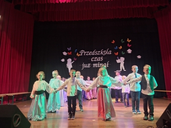 Przedszkolaki z grup starszych w polonezie