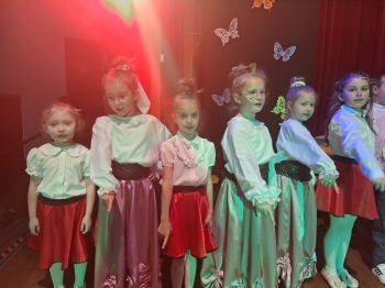 Przedszkolaki z grupy starszaków ppodczas uroczystości zakończenia roku szkolnego