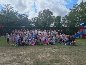 Grupowe zdjęcie uczestników festynu Fundacji Braci Morawskich.jpeg