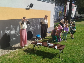 Strzelanie wodą do puszek