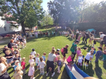 Wspólne zabawy dzieci z przedszkola i wolontariuszy z Czech.jpeg
