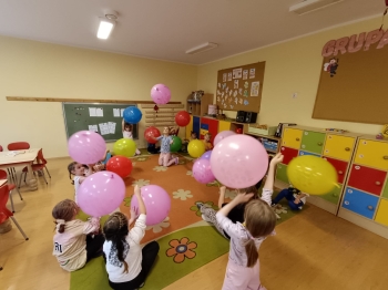 Balonowe zabawy w grupie Biedronki