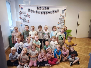 Motylki podczas wspólnego zdjęcia na Dzień Przedszkolaka