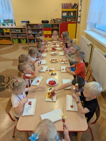 Owocowe szaszłyki w grupie Żabki