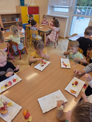 Owocowe szaszłyki w wykonaniu dzieci z grupy Krasnoludki