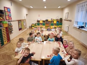 Owocowe szaszłyki w wykonaniu dzieci z grupy Motylki