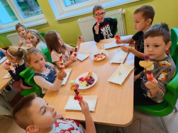 Smacznie, zdrowo i kolorowo podczas Dnia Przedszkolaka w grupie Pszczółki