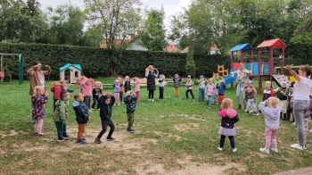 Wspólne tańce dzieci z grup młodszych