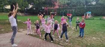 Wspólne zabawy w ogrodzie podczas Dnia Przedszkolaka w grupie Pszczółki