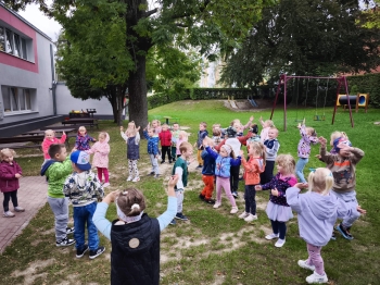 Wspólne zabawy taneczne na świerzym powietrzu podczas Dnia Przedszkolaka