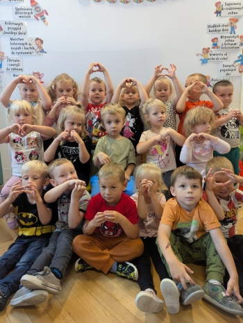 Żabki podczas wspólnego zdjęcia na dzień przedszkolaka