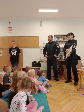 Policjanci rozmawiają na temat bezpieczeństwa wśród dzieci z grup młodszych