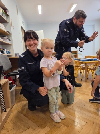 Wizyta policjantów w grupach dzieci młodszych