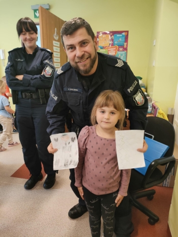 Wizyta policjantów w grupach dzieci starszych