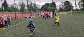 Bieg z obręczą wśród przedszkolaków.jpeg